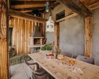 Romantic Hay Farm Chalet Rest On Hay Beds With Wifi Sauna Garden - Sant'Orsola - Patio