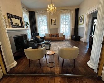 Family-Sized Charming 3-bedroom Townhome in Uptown Circleville - Circleville - Wohnzimmer