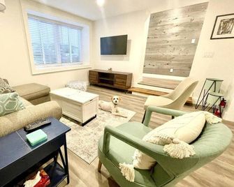 'Bike' at Hills Meaford, Pet Friendly, Ground Floor Suite - Meaford - Living room