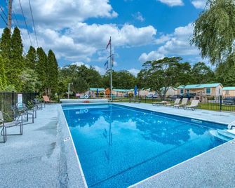 Quaint cottage near the beach with outdoor saltwater pool, grills, firepit, WiFi - Kennebunk - Pool