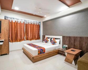 OYO 10265 Hotel Galaxy - Ahmedabad - Habitación