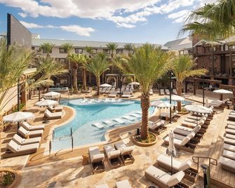 سيلفرتون كازينو لودج - نيولي رينو فاتد - لاس فيغاس - حوض السباحة