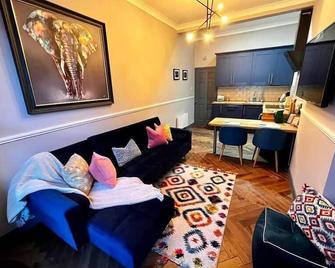 Stunning 1 bed Apt in West End - Glasgow - Living room