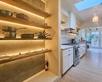 Brimfield Stay - Los Angeles - Kitchen