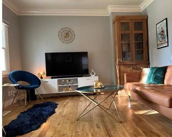 All New - Clean & Modern! Mountain Garden Oasis! - Ogden - Living room