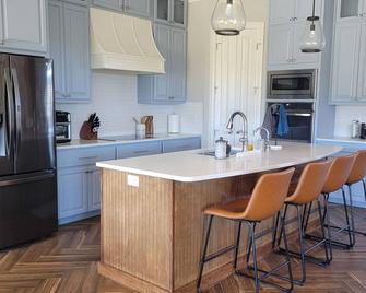 Luxury lake front retreat! Family and pet friendly with fishing access! - San Angelo - Kitchen