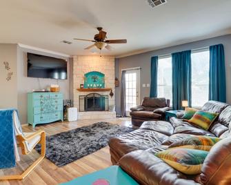 Pet-Friendly Austin Area Home with Outdoor Oasis - Hutto - Living room
