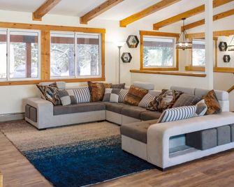 Pet Friendly Getaway Overlooking Lake Cascade - Cascade - Living room