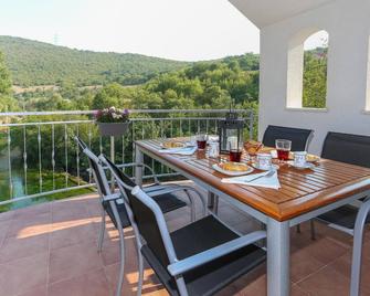 Waterfall House Getaway - Trilj - Balcón