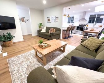 Stylish Luxury in Central Location - Family Friendly! - Thunder Bay - Living room