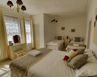 Ambassador hotel - Neath - Спальня
