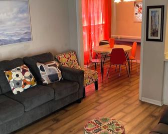 Columbia Metropolitan Getaway - Columbia - Living room