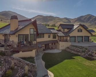 Private Guest Suite, \'Hilltops II\' - Salmon - Building