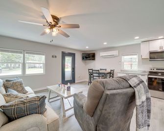 Waterfront Grove Retreat w/ Dock: 'Cedar Ridge' - Grove - Sala de estar