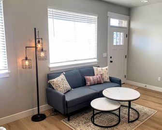 Bloomington at The Seasons - Brand New Listing. Plenty of parking in an unbeatable location - Garden City - Living room
