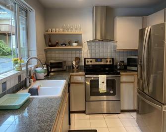 Pleasant Private Home on Beacon Hill with AC. - Seattle - Kitchen
