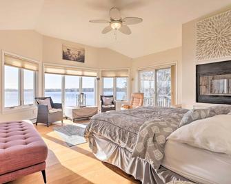 Kayaks, Deck & Pond Access: Rhode Island Retreat! - Charlestown - Bedroom