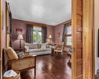 Steps from Downtown - Appleton - Living room
