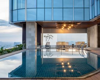 Novotel Jakarta Pulo Mas - Yakarta - Piscina