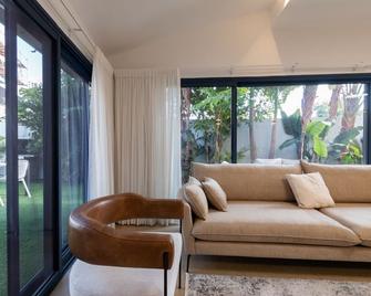 Huge Pampering Villa 5 BR with Jacuzzi - Rishon LeZion - Living room