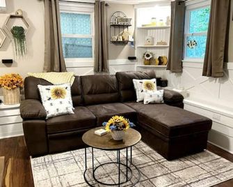 The Hive - Unique Themed Getaway - Billerica - Living room