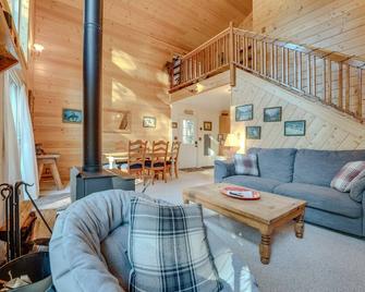 Quaint and Cozy Cabin in Leavenworth! - Leavenworth - Living room