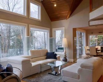 The Rowanwood - Muskoka Cottage Retreat - Huntsville - Living room