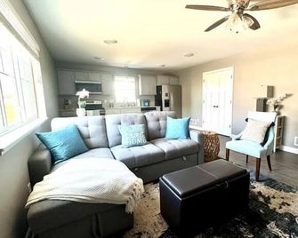 'Lil' Castle Pines' - Cozy 1-bedroom loft in quiet neighborhood! - Mankato - Wohnzimmer