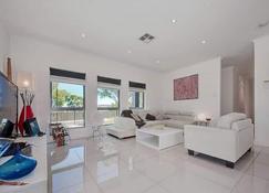City Elegance Corporate Living: Enfield's Near New Beautiful Houses - Enfield - Living room