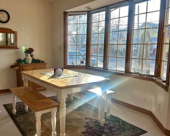 Collosal Craftsman-4 BR, 9 Beds-Sleeps 1 to 14! - Hastings - Eetruimte
