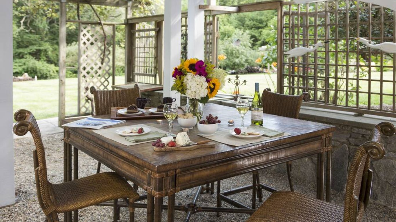 Abbey's Lantern Hill Inn