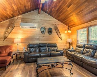 Perch - The Yellow Cabin: Hot tub, game room, stone firepit, pet friendly - Packwood - Living room