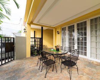 47 Long Beach - Parañaque - Patio