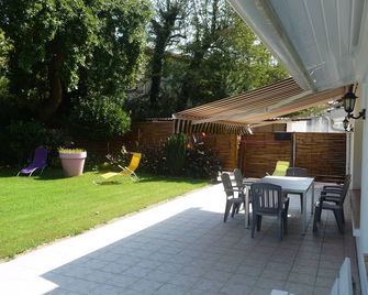 Spacious apartment in villa with large private garden and terrace near the sea - Anglet - Patio