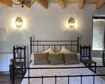Comfortable village house with lots of atmosphere and private pool - Porreres - Slaapkamer
