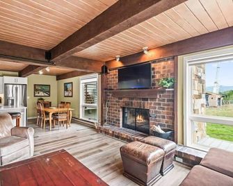 Snowmass Village by Gondola Resorts - Aspen - Living room