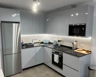 E1 Gibraltar - Gibraltar - Kitchen