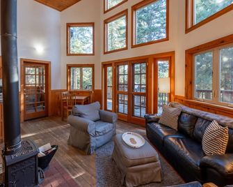 Agate Flats Cabin w/ Jacuzzi and Wood Stove at Green Springs Inn - Ashland - Living room