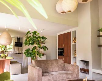 Beautiful luxury vacation villa in the middle of the woods with lots of privacy. - Beekbergen - Obývací pokoj