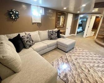 sleep 25+/Family Reunion/3homes+yard+gym+sauna+walk to: hiking/restaurants/shops - Kanab - Living room