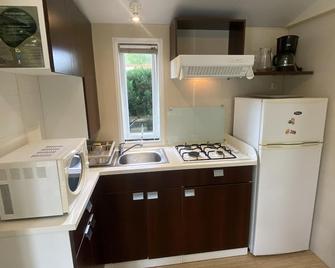 Séjour inoubliable en Provence, camping 4 - La Roque-d'Anthéron - Kitchen