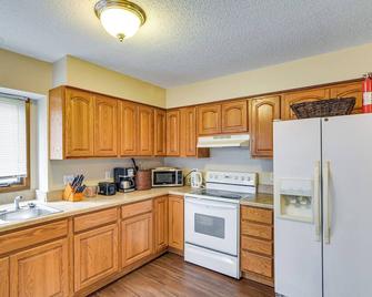 Pet-Friendly Urbandale Home about 8 Mi to Des Moines! - Urbandale - Kitchen