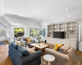 Kaleido Nook Enchanting 3BR Magic on Rugby Street - כרייסטצ'רץ' - סלון