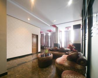 RedDoorz Near Tvri Gorontalo - Gorontalo - Living room