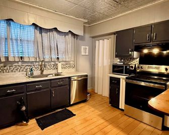 Charming 2-bedroom trail house in Bramwell, WV - Bramwell - Cucina