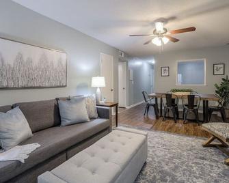 Solace: 2 bed/1 bath - Overland Park - Living room
