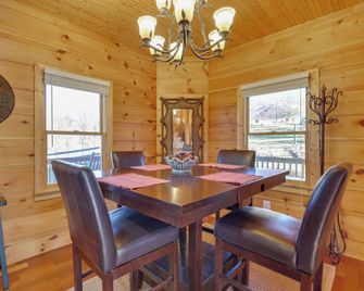 Decks, Panoramic Views! Mtn Retreat in Sparta - Sparta - Comedor