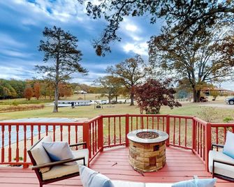 Pool, Fire Pit & Pond: Angler's Retreat in Griffin - Griffin - Balkon