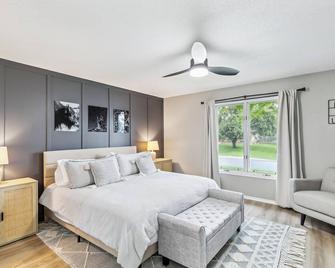 Large Family Gathering Space: Sleeps 15- Kid Friendly Game Room, and Fire-pit. - Andover - Bedroom