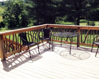 Creekfront Cabin, Renovated, - Woodlawn - Balcony